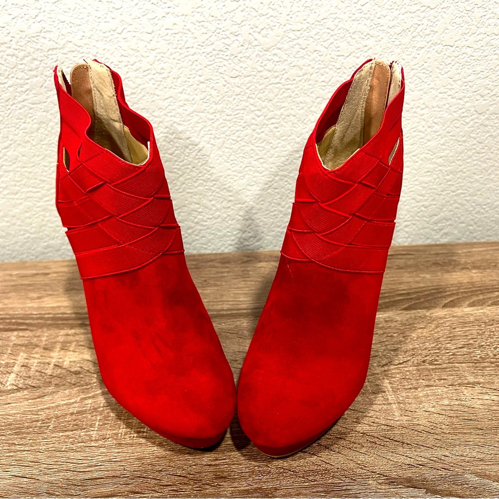 Colin Stuart red heels with zipper back size 8 brand new